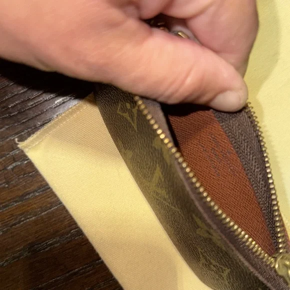 AUTHENTIC LOUIS VIUTTON KEY CLES - Picture 9 of 13